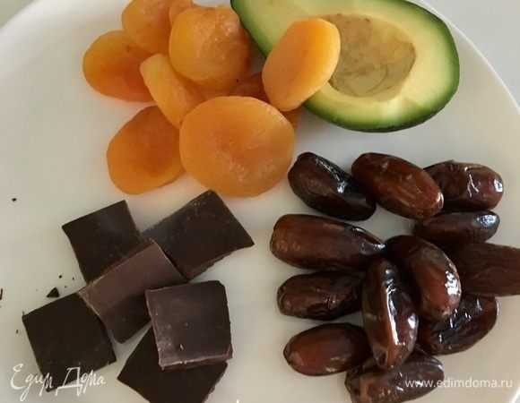 Подготовим сперва сухофрукты: финики и курагу проверенного качества. Темный шоколад. Чем выше процент содержания какао, тем лучше! Половинка любимого мной авокадо.