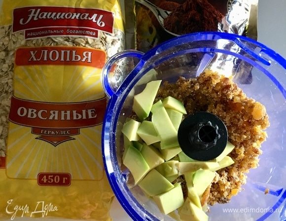 Кубиком нарезаем половинку авокадо и тоже отправляем в блендер. Снова пробиваем до однородности.