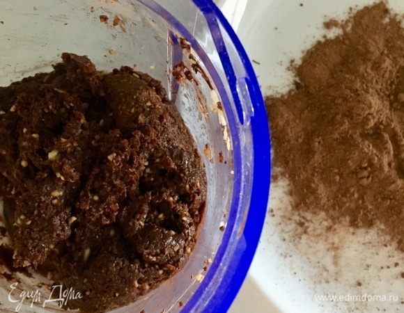 Вот такая шоколадно-ароматная, густая, маслянистая (благодаря авокадо), и сладкая (благодаря сухофруктам), масса получается. На отдельную тарелочку насыпать пару столовых ложек какао.