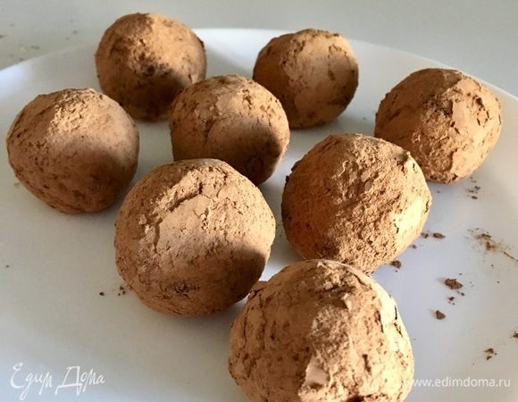 Руками формируем шарики величиной с грецкий орех, обваливаем в какао и отправляем в холодильник на часок-другой.