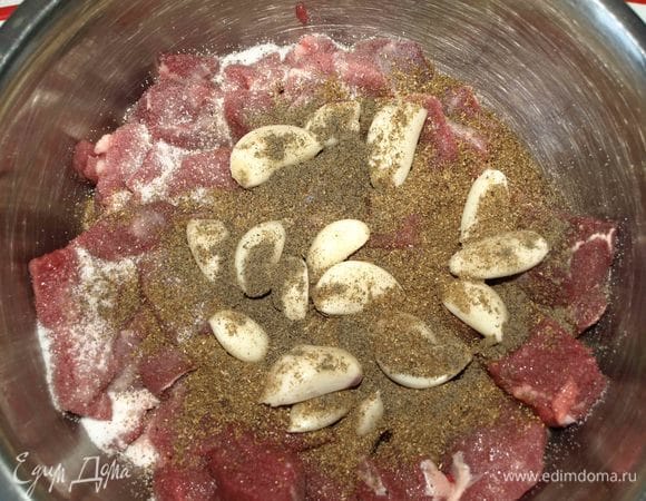 В глубокой миске соединяем мясо, чеснок, кориандр, черный перец, соль.