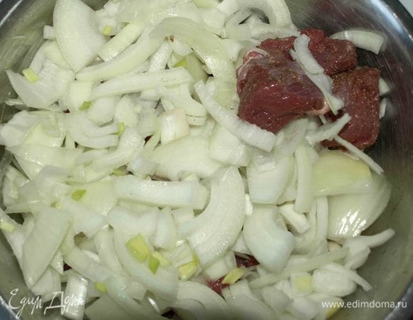 Лук очистить и крупно нарезать. Соединить с остальными ингредиентами.