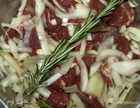 Все тщательно перемешать руками, чтобы лук пустил сок.