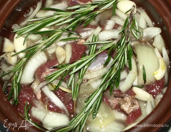 Сверху кладем розмарин и отправляем в разогретую до 180°С духовку на 1 час. Через час достаем емкость с мясом и добавляем лавровый лист. И отправляем еще на 1 час назад в духовку.