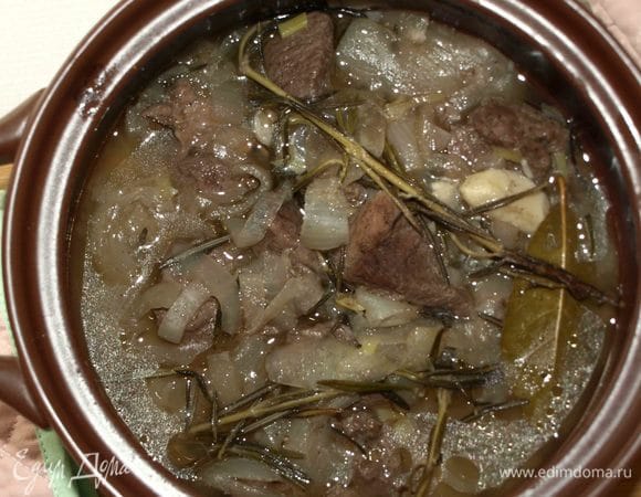 Через час достаем мясо, даем постоять 10 минут и подаем к столу.