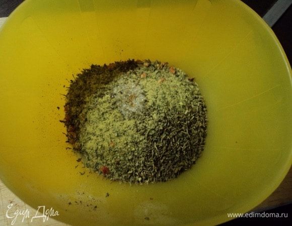 Смешаем соль, хмели-сунели, кориандр, кавказские травки, и чуть сахару — будет отлично. Кто любит — зиры потертой.