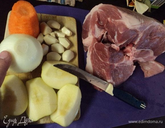 Тем временем мясо помыли, просушили салфеткой, лук-чеснок-морковь-яблоко помыли-нарезали.