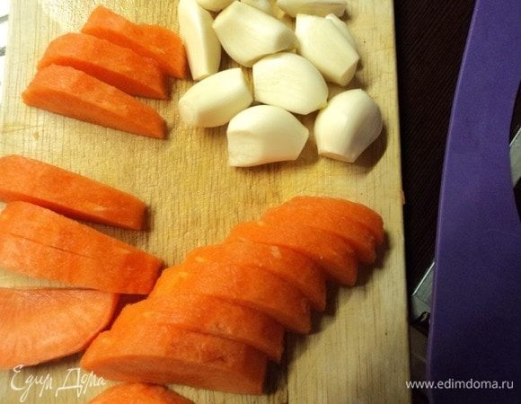 Чеснок оставляем зубчиками (если крупные, то режем вдоль пополам) морковь — полумесяцем. Овощами будем шпиговать мясо.