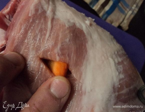 Шпигуем морковкой.