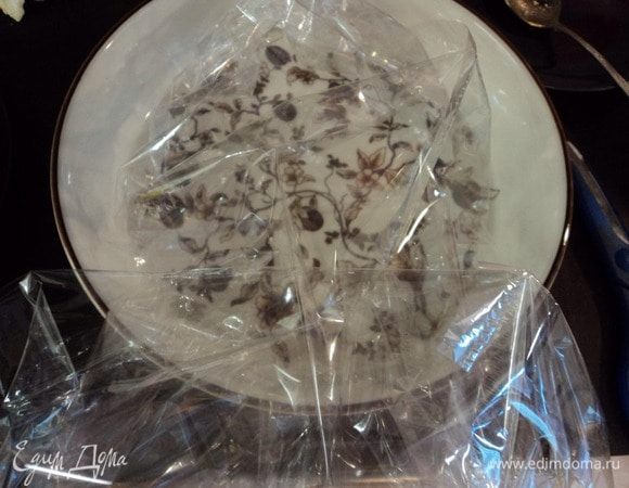 Пакет для запекания выкладываем на какое-нибудь блюдо-подставку (на всякий случай, если пакет лопнет).