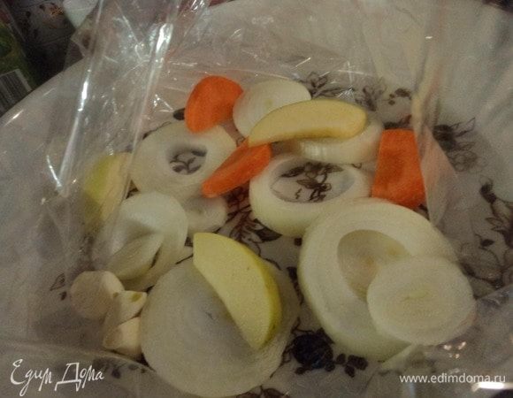На дно пакета накидали лук, чеснок, морковку, перец горошком и душистый, яблоко, лавровый лист.