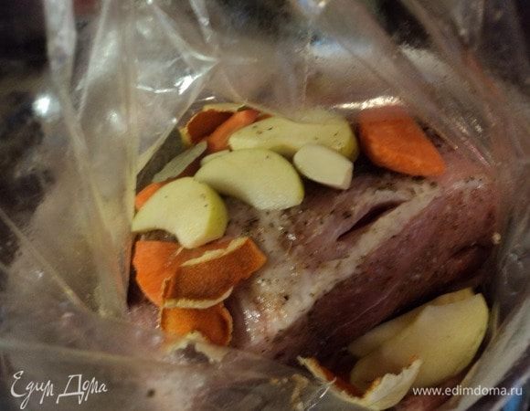 Мясо укладываем на овощную подушку, и сверху тоже закладываем овощи.