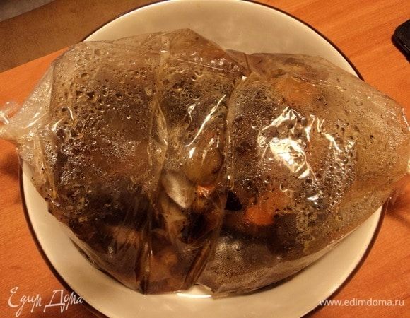 Насчет дырочек в пакете сверху: личное мнение и из опыта — зубочистками пару-тройку можно проколоть. Хотя, ежели пакеты хорошие, целлофановые (они «дышат», как химики говорят), то и без проколов можно обойтись. Отправляем мясо в холодную духовку. Я так всегда делаю: первый часок на температуру побольше (градусов 220°C, когда вот так в пакетах), потом еще до готовности на 170°C примерно. Общее время примерно — на 1 кг продукта 1 час.