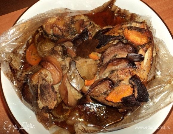 Ну и вот фото, когда достали из духовки и верхнюю часть пакета срезали по периметру. Не передать ароматы и вид!