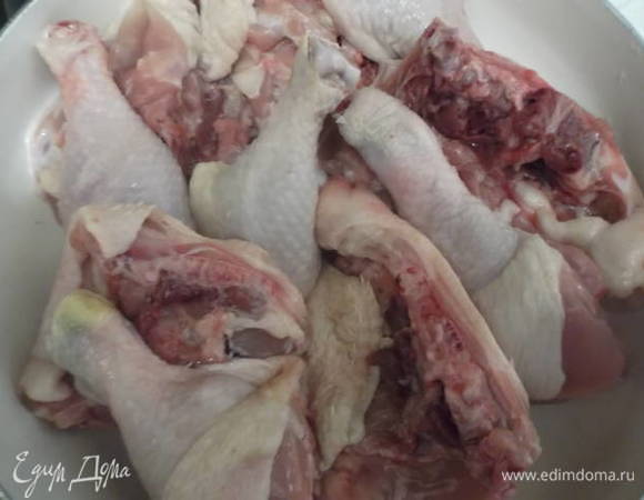 Окорочка разрезать пополам. Можно взять любое куриное мясо. Курицу целиком или куриную грудку (если хотите постное мясо).