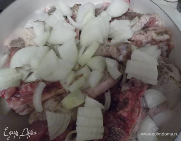 Укладываем мясо в сковороду без добавления масел. Солим и перчим. Нарезаем лук и укладываем поверх курицы. Накрываем крышкой и тушим на самом медленном огне в течение часа.