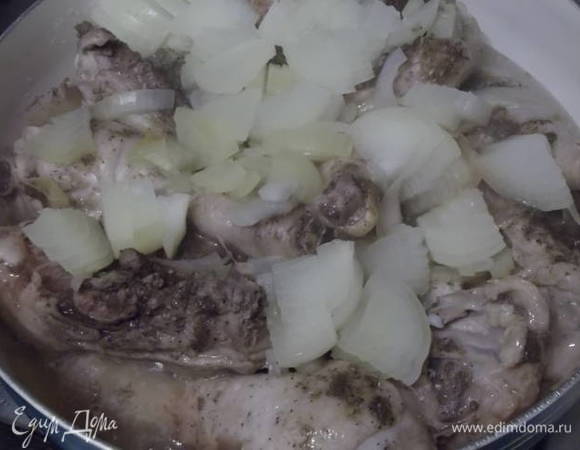 По истечении времени огонь выключаем. Как вы видите в сковороде достаточно собственного сока и мясо дошло до готовности. Выньте мясо и дайте остыть. Отделите от костей. Измельчать мясо не надо. Как отошло слоями от косточек, так и оставьте. Лук, с которым тушилось курица, прибавьте к мясу.