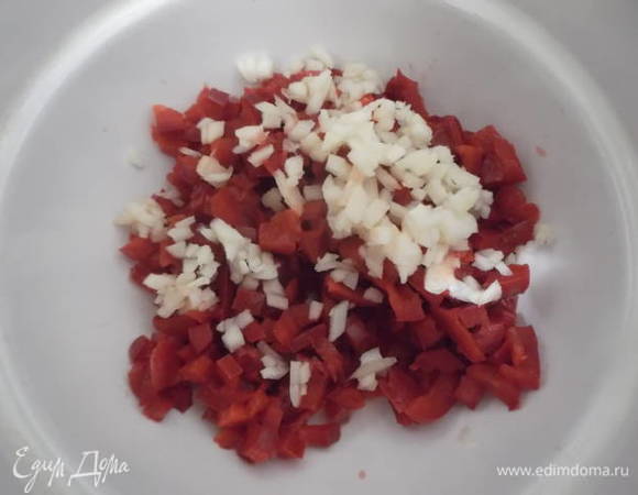 Далее вы можете приготовить любые специи по желанию, а можно ничего не добавлять. Кукуруза, горошек, зелень. Все, что вашей душе угодно. Я взяла один сладкий перец и 3 зубчика чеснока. Мелко нарезала. Хотела добавить зелень, но под рукой не оказалось. Сушеную добавлять не стала.