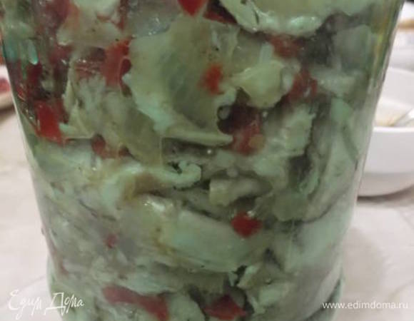 Уложите мясо в 1,5 литровую бутылку, у которой обрезано горлышко, не тромбуйте. Просто встряхните слегка бутылку.