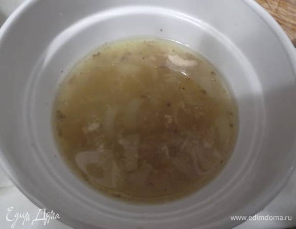 Половник куриного сока из сковороды отлейте в отдельную емкость.