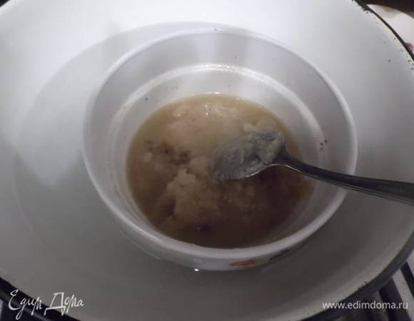 На водяной бане доведите желатин до полного растворения.