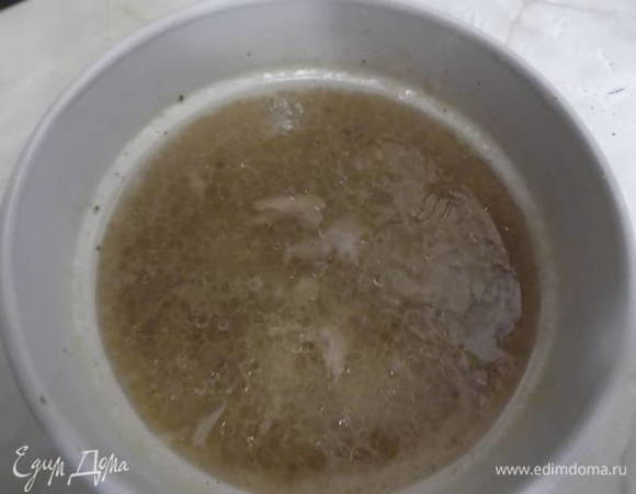 Долить к желатину оставшийся сок из сковороды.