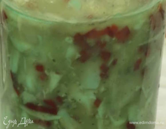 Вылить желатин в бутылку, при этом слегка «массируя» бутыль, чтобы жидкость везде распределилась. Слегка встряхните для ровного распределения сока по всей бутылке.