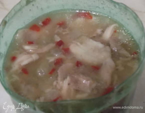 Ложкой разровняйте верх рулета и оберните пищевой пленкой. Уберите в холодильник часов на 12. Я обычно это делаю на ночь.