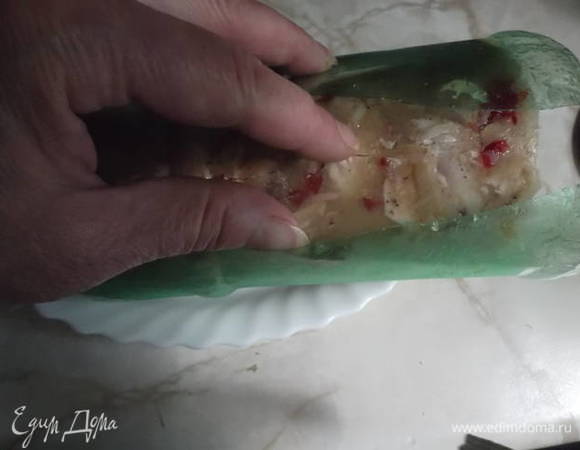 Снимите бутылку с рулета.