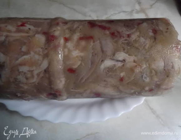 Отрежьте от рулета порционные кусочки и подавайте к столу. Остальное оберните фольгой и уберите в холодильник. Приятного аппетита!