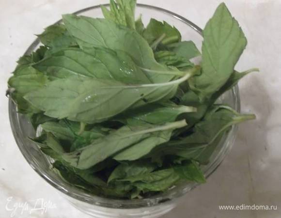 Мяту залить водкой, накрыть крышкой и оставить на 2 недели настояться. Встряхивать каждый день. По истечении срока настой процедить. Сварить сироп из сахара и воды. Смешать с настойкой. Употреблять можно сразу, но лучше если вы дадите настояться еще месяц, полтора. Тогда настойка будет крепче. Приятного аппетита!