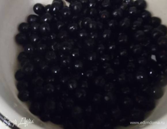 Черноплодная рябина 2 стакана. Просто в ингредиентах она в стаканах не указывается. Ягоды без веточек промыть.