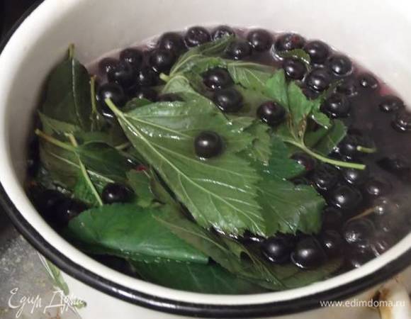 Залить водой и поставить на огонь. С момента закипания убавить огонь, прикрыть крышкой и кипятить 35 минут.