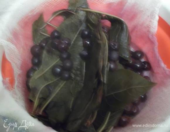 Процедить, чуть охладить и отжать.