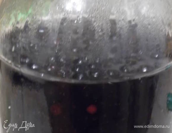 Черноплодная рябина 1 кг. Ягоды промыть и засыпать в банку. Залить кипятком, накрыть крышкой и завернуть в одеяло или плед. Оставить на сутки.