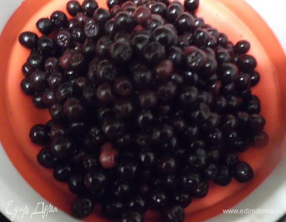 Банку с ягодами процедить.