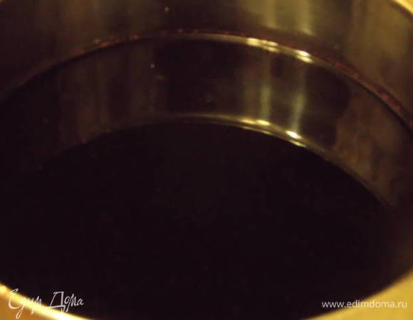 Морс добавить в кастрюлю с сахаром и на огне довести до кипения. Напиток готов. Его можно закатывать, как заготовку на зиму. Получается концентрированный напиток. Перед употреблением разбавить кипяченой водой по вкусу. Похож на вишневый компот. Приятного аппетита!