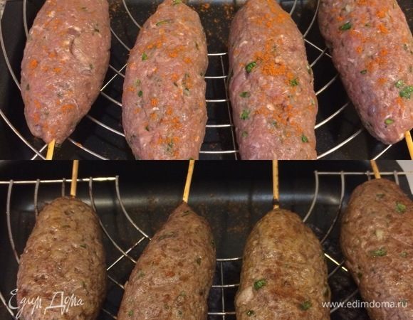 Аккуратно положить шпажки на решетку, решетку положить на противень, посыпать кебаб паприкой и отправить в духовку. Запекать до готовности, пару раз перевернув.