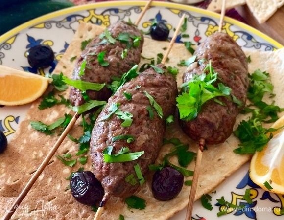 Готовый кебаб достать из духовки и перед подачей посыпать кинзой.