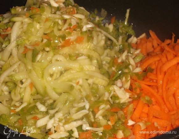 На крупной терке натереть морковь и кабачок. Добавить чеснок и перчик чили. Выложить в сотейник с растительным маслом, добавить соль и перец. Обжарить до мягкости в течении 10 минут, помешивая.