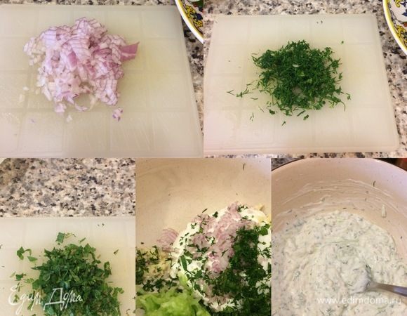 Лук и зелень мелко нарезать. Чеснок выдавить через пресс. В миске соединить мацони, зелень, натертый и отжатый огурец, лук, чеснок, соль, перец и все хорошо перемешать.