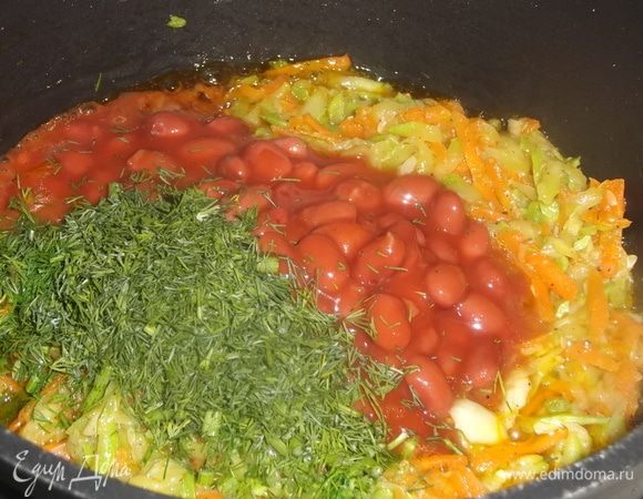Выложить е в сотейник к овощам. Добавить укроп и обжарить ещ в течение 3 минут.
