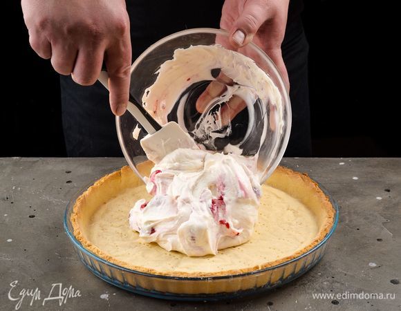 Остудите корж в форме и выложите на него творожный крем.