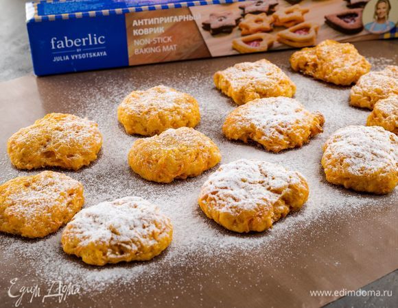 Выпекайте морковное печенье 25 минут при 180°С. Приятного чаепития!