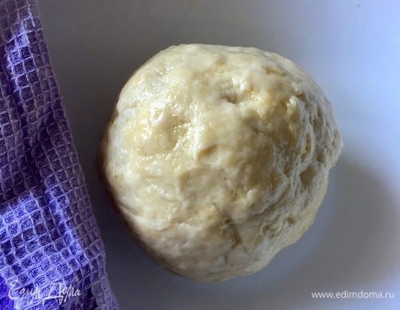 Довольно быстро прямо под руками начинает формироваться упругое, послушное, совершенно не липкое, нежное на ощупь тесто. Легко формируется вот такой колобок, который следует обмазать оливковым маслом, прикрыть полотенчиком и оставить в покое в прохладном месте (но не в холодильнике) минут на 30–45.