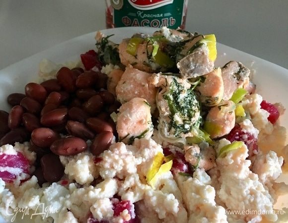 После того, как добавили фасоль, добавляем ко всем ингредиентам начинки обжаренный с луком и укропом лосось. Аккуратно перемешиваем! Начинку можно уже сейчас есть с удовольствием большой ложкой!