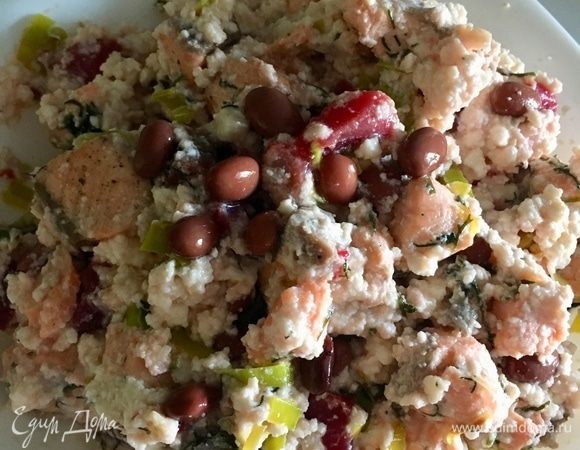 Но мы кушать начинку не будем пока. А просто попробуем на соль, перец. И если требуется, то еще немного посолим... Вот такая интересная начинка, я ее назвала про себя — «красное на белом» у нас получается!