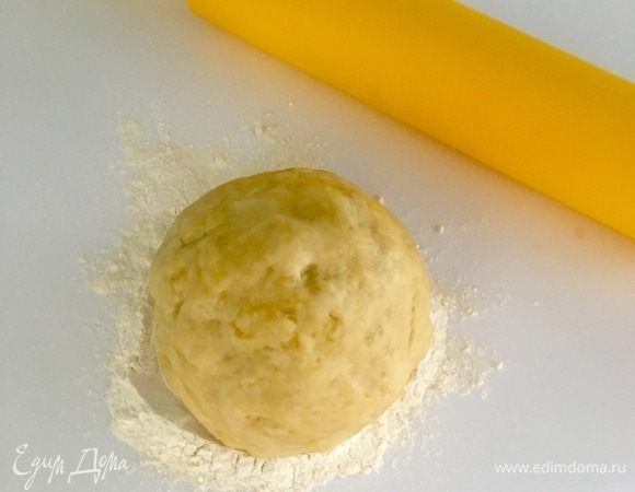 Пока мы занимались начинкой, тесто отдохнуло и готово к работе. Припылить совсем немного рабочую поверхность мукой и выложить комочек теста.