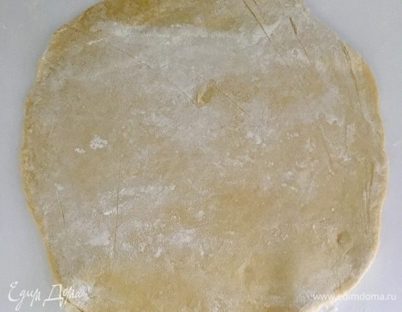 Сперва скалкой немного раскатать тесто в овал.