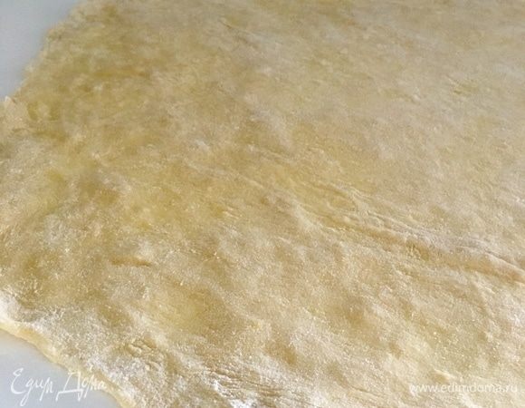 В итоге у нас должен получиться пласт теста толщиной примерно 0,3–0,5 см. Во время растягивания я аккуратно перенесла тесто на чистое кухонное полотенце, чтобы затем удобнее было сворачивать его в рулет.